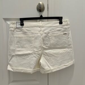 WHITE HOUSE BLACK MARKET 5” Cuffed short